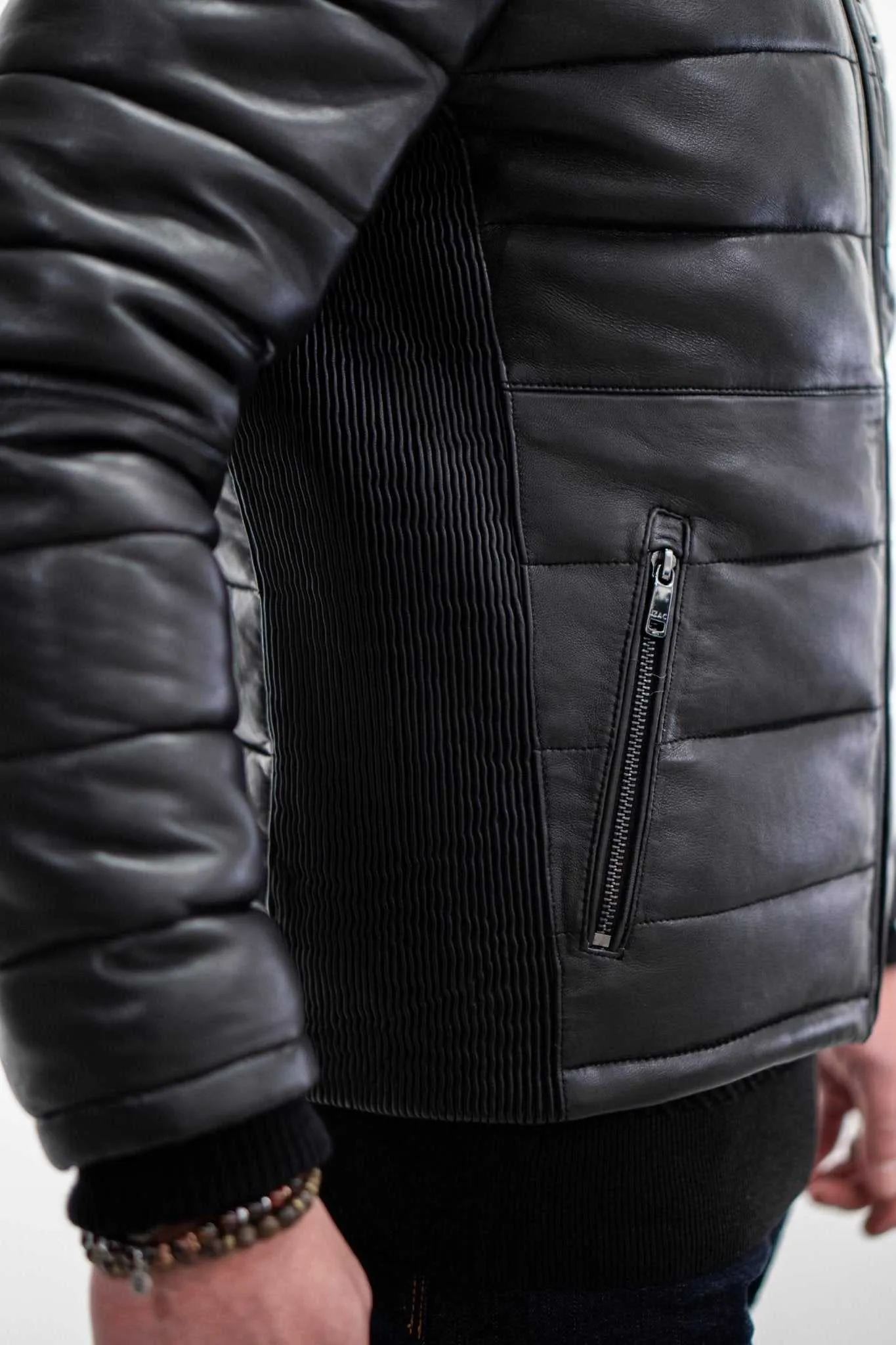 Blouson en cuir matelassé noir "Doute"