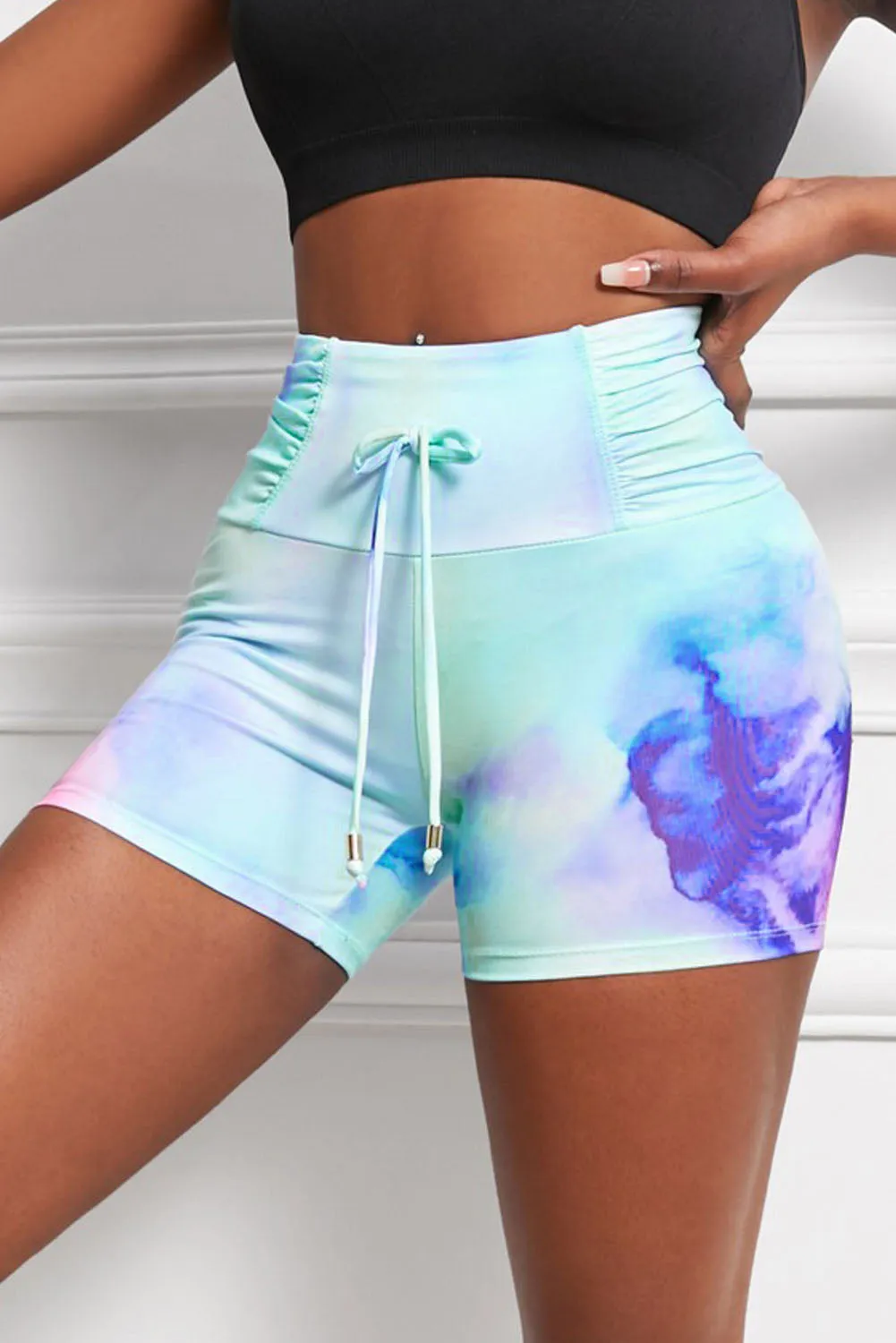 Geraffte Sportshorts mit Batikmuster und Batikdetail