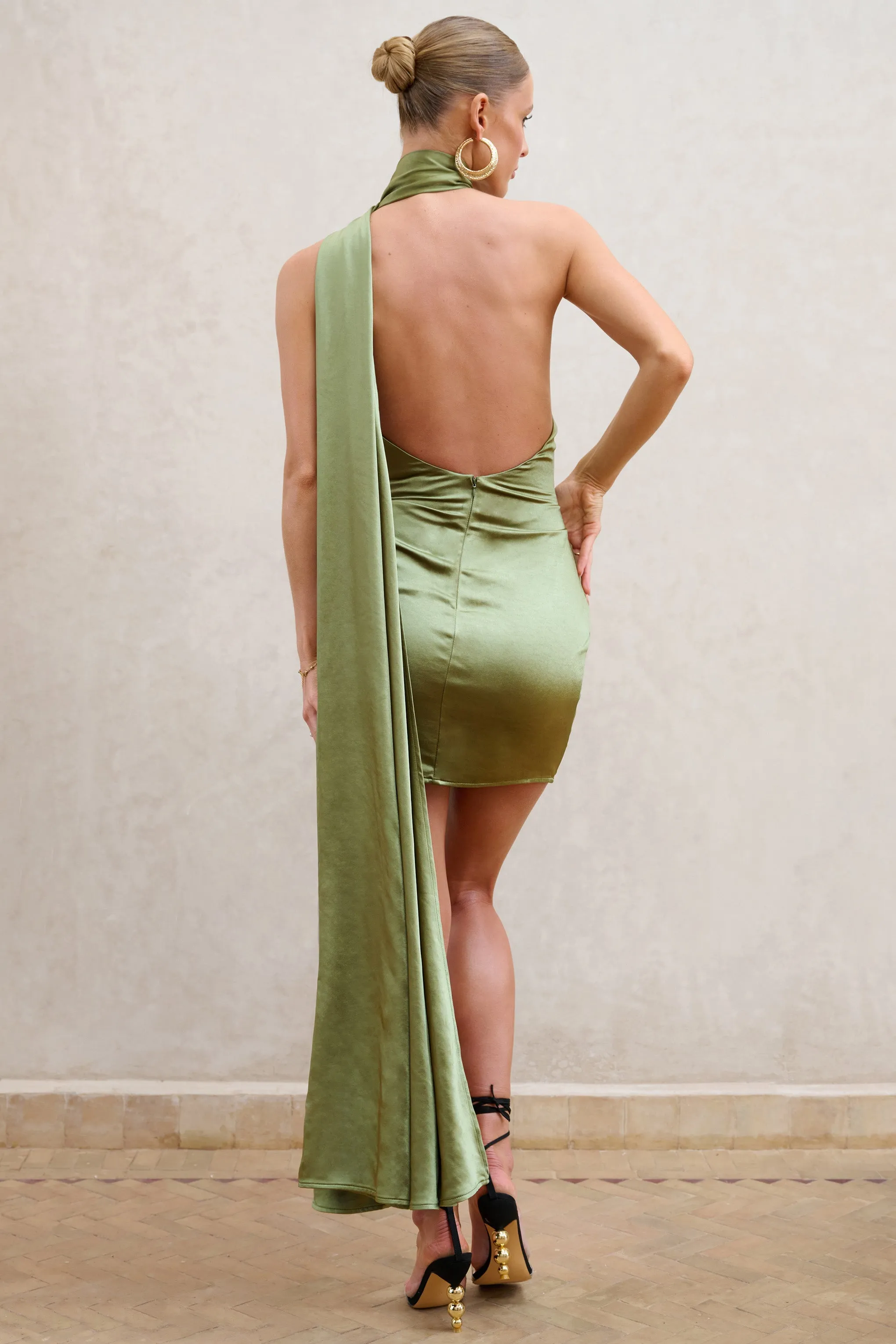 Nasira | Mini-robe olive à encolure asymétrique et dos ouvert avec écharpe