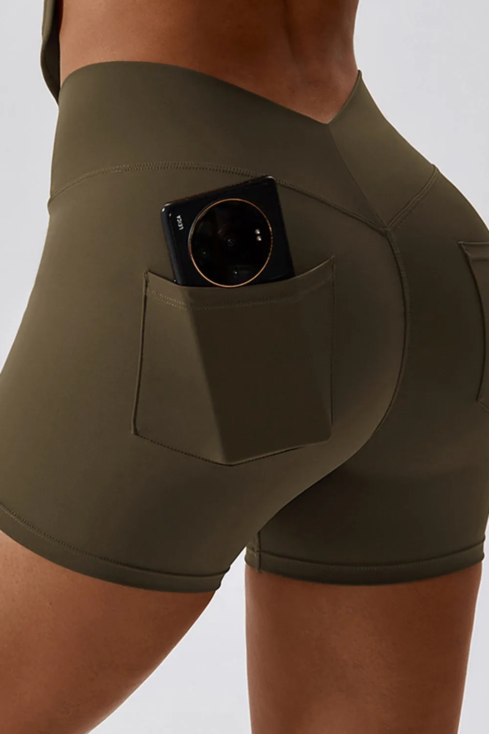 Sportshorts mit breitem Bund und Gesäßtasche