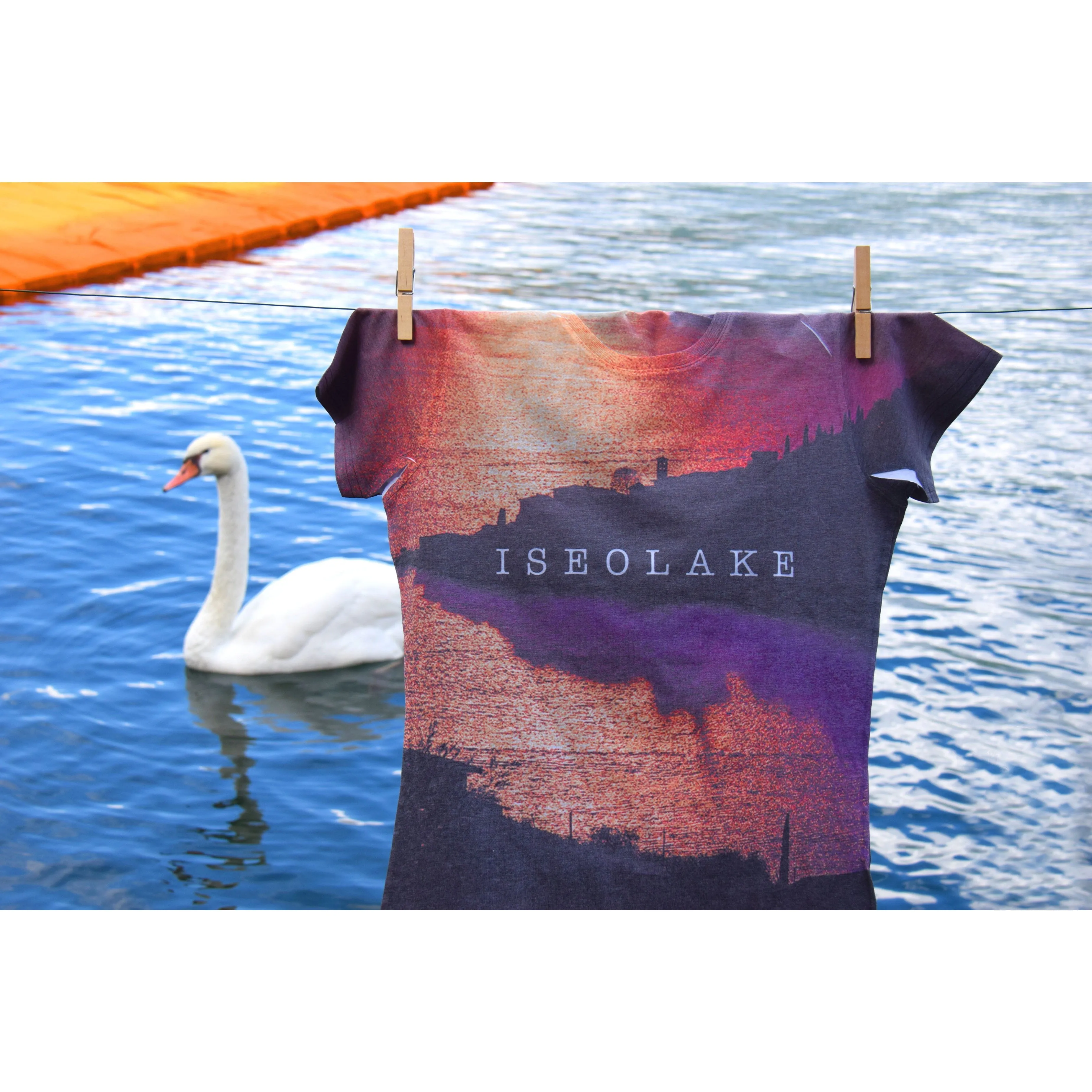 T-shirt ISEO LAKE - Stampa all-over, Idea regalo, Fotografia ad alta definizione, dettagli sorprendenti.