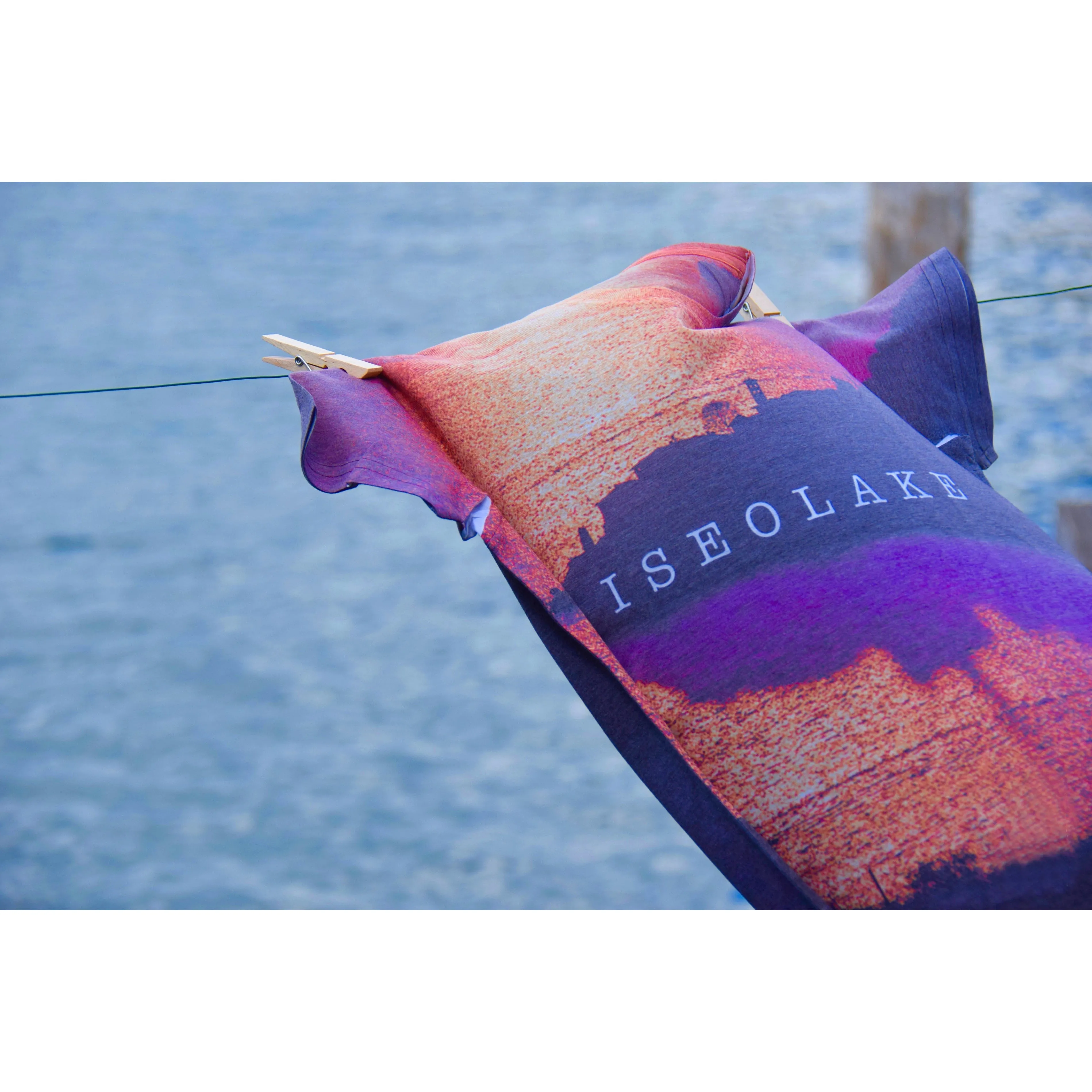 T-shirt ISEO LAKE - Stampa all-over, Idea regalo, Fotografia ad alta definizione, dettagli sorprendenti.