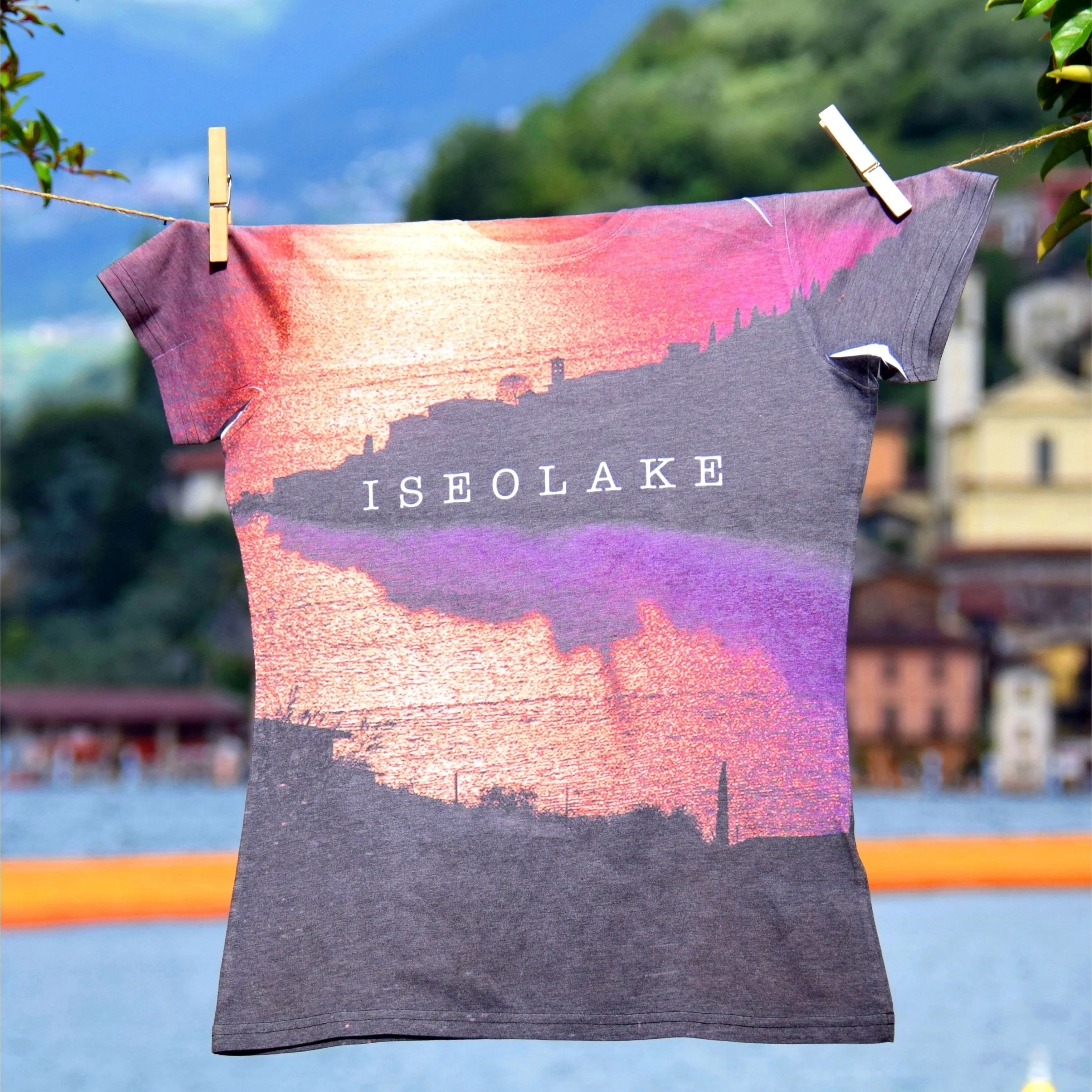 T-shirt ISEO LAKE - Stampa all-over, Idea regalo, Fotografia ad alta definizione, dettagli sorprendenti.