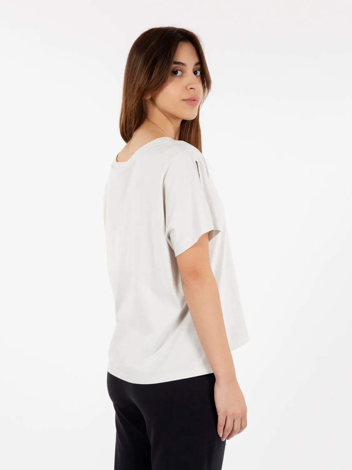 T-shirt spacco sulle maniche stucco