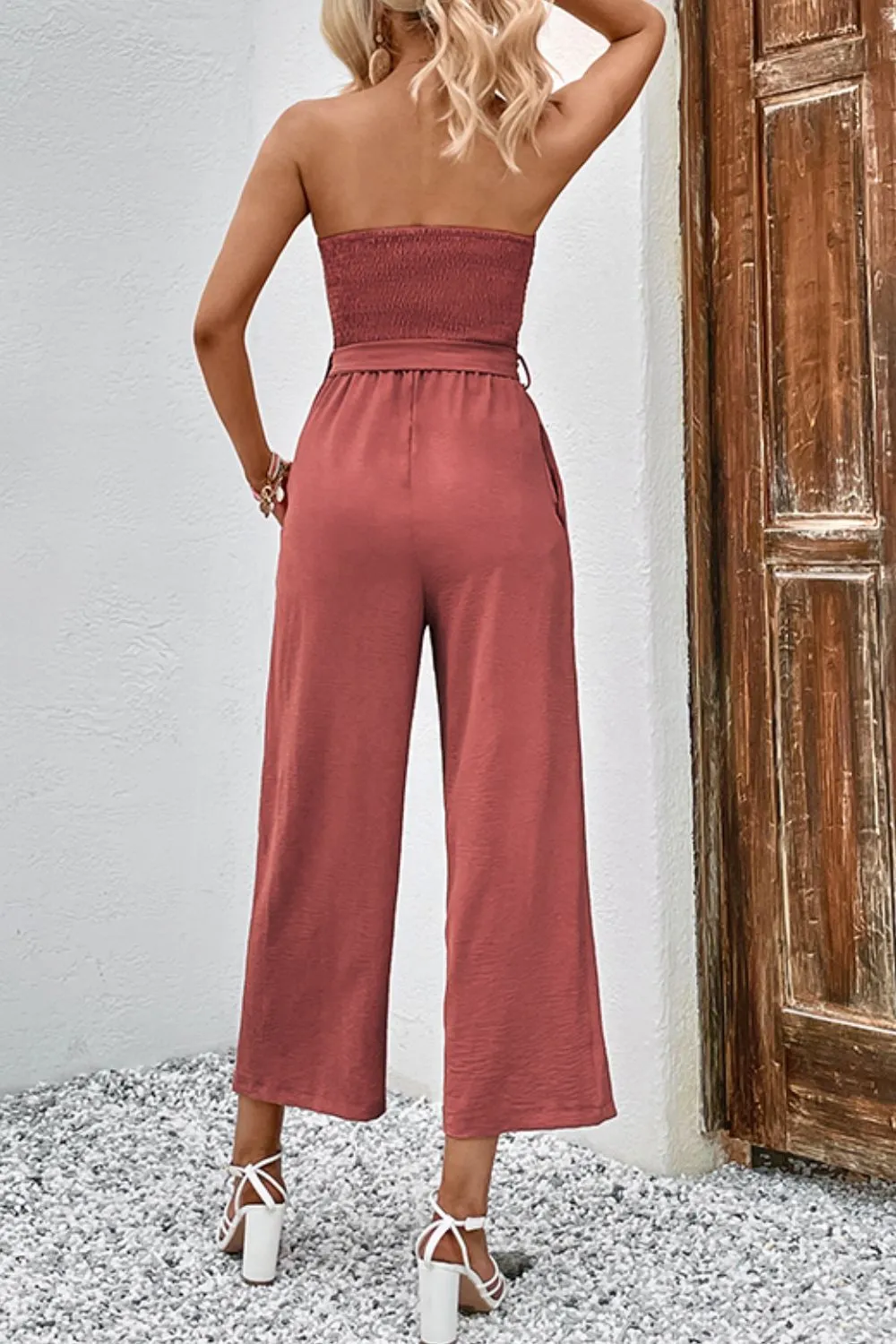 Trägerloser, gesmokter Jumpsuit mit dekorativen Knöpfen und Taschen